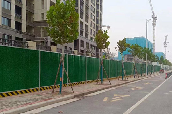 怎样提高沈阳施工围挡的功效性与雅观性：立异设计与环保质料的应用